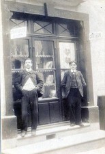 CPA 71 MACON CARTE PHOTO FIGURANT UNE DEVANTURE D´UN MAGASIN DE COIFFURE AVEC LE