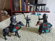 Moyen-Age PLAYMOBIL 1993/2009 - Deux chevaliers "à l'aigle rouge", écuyer, armes