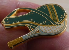 PIN'S SPORT RAQUETTE TENNIS ROLAND GARROS SPONSOR LE TANNEUR ARTHUS BERTRAND