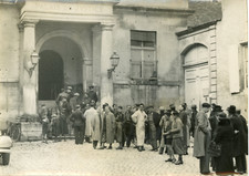 Enquête Marescot Vintage silver print,dans la cour du palais de justice de Cha