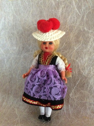 Poupée folklorique monde - ,