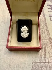 ANCIENNE BAGUE LARGE  BAKELITE NOIR ET CAMÉE PROFIL FÉMININ - DESIGN ÉLÉGANT