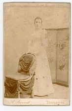 PHOTO CABINET Toulouse Provost, une jeune fille pose robe mode fashion paravent