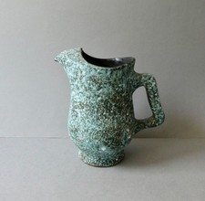 pichet en céramique signé