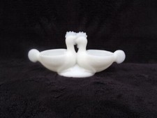 Ancien saleron salaire en forme de coq poule en opaline de foire signé SV