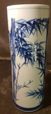 Vase cylindrique en porcelaine bleu et blanc décor bambous, Chine