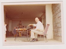 photo ancienne ?️ barbecue familial homme à la broche 1970