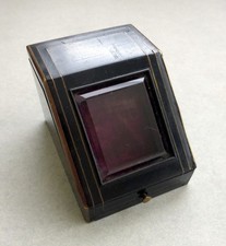 Très joli coffret "porte montre" , en bois noirci, laiton et verre biseauté