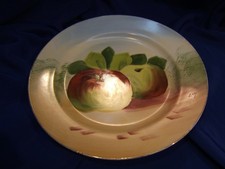 ASSIETTE ANCIENNE EN PORCELAINE DECORATIVE. POMMES. SIGNEE LUY. FRANCE. REF 2889