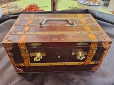 SUPERBE BOITE LU LEFEVRE UTILE EN FORME DE MALLE