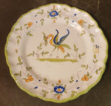 Assiette en faïence à décor polychrome de style Moustiers, XXe siècle