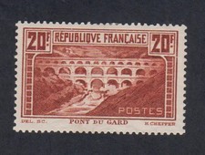 (FR1) Timbre n°262 Pont du Gard neuf* Signé Calves - cote 375 Euros lartdesgents
