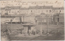 CPA TOURS (37) POSTE D' AIGUILLEURS A L' ENTREE DE LA GARE - ANIMEE