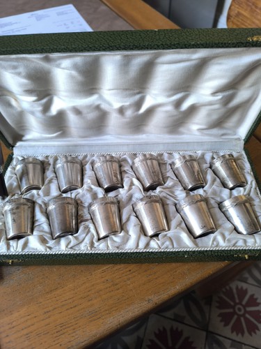 Lot douze petits verres - ,