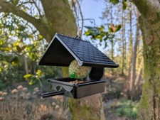 Mangeoire à oiseaux de la nature en forme de maison minimaliste à suspendre noir