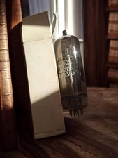 Ancien tube radio vintage avec