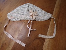 Ancien Bonnet bébé ou poupée au crochet blanc avec rubans roses