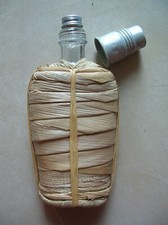 Ancienne bouteille avec raphia et gobelet timbale en alu de 16,5 cm