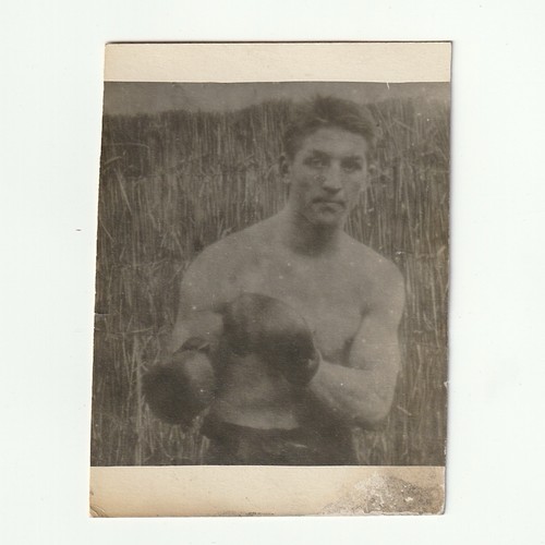 Homme torse mimant geste - nu,