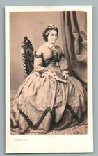 CDV FEMME AU LIVRE ROBE