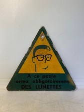 ANCIENNE PLAQUE EN CARTON A CE POSTE PORTEZ OBLIGATOIREMENT DES LUNETTES