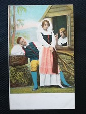 CPA A Côté d'une Maison - Un Soldat Assis avec à ses Côtés debout une Dame