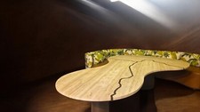 table designer contemporaine  en travertin avec banquette en cuir pièce unique 