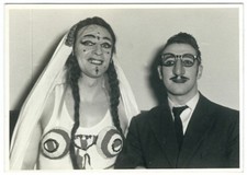 photo snapshot déguisement masque - les mariés 1950 drag queen transvestite 