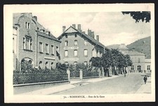 CPA Schirmeck, Rue de la Gare avec l´Hôtel Victor et bâtiments environnants 