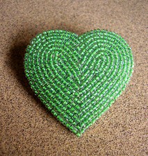 1709 / MARION GODART / BROCHE "COEUR" TISSAGE DE PETITES PERLES