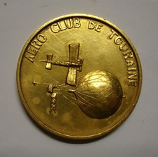Aviation avion ballon Médaille Aéroclub de Touraine métal doré TBE
