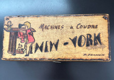 ANCIENNE BOITE EN BOIS POUR ACCESSOIRES DE MACHINE A COUDRE NEW YORK