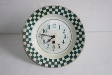 Ancienne pendule murale en tôle à damier vert, mouvement mécanique, dia. 23.5 cm