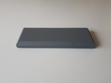 socle en bois peint en gris