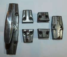 ANCIENNE CREMONE FACONNEE . BANANE ORDINAIRE . NEUVE D'EPOQUE . FENETRE PORTE