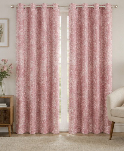 Rideaux roses faits la - faits, à
