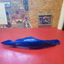 Flanc de selle droit SUZUKI SV 650 K5.  45501-17G20 . Bleu. NEUF. 