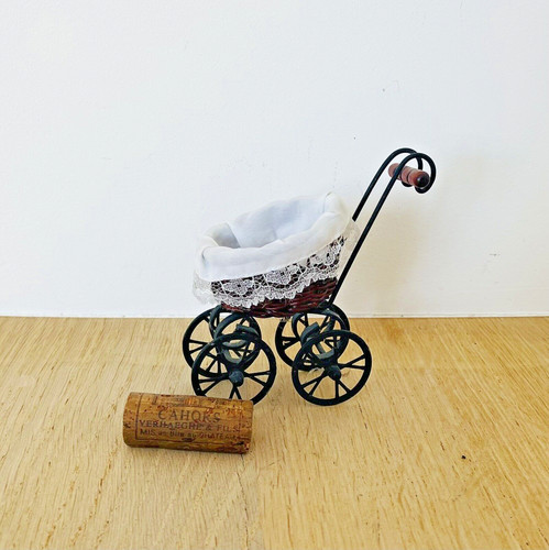 Ancienne poussette miniature