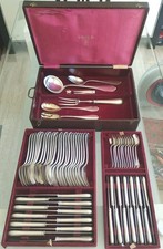 ERCUIS 65 PIÈCES  MÉNAGÈRE EN MÉTAL ARGENTÉ  ÉPOQUE XIX ÈME STYLE LOUIS XV 