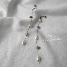 #394 Perle d'eau douce blanche x baroque grise chaîne 5 brins percée