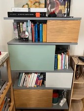 Bibliothèque avec caissons colorés Made.com