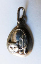 Petit pendentif breloque chat Bijou ancien métal "772 VI" cat jewel