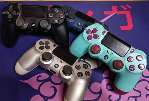 Lot manettes ps4 - 4,