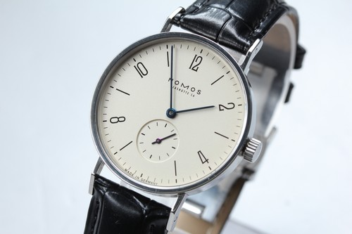 Avec papier montre - [, nomos