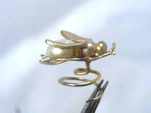Broche bouton col abeille - bouton,