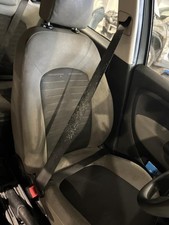 Attache ceinture avant gauche