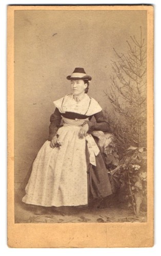 Photographie jeune femme en - de,