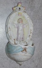 ANCIEN BÉNITIER MURAL EN PORCELAINE BISCUIT