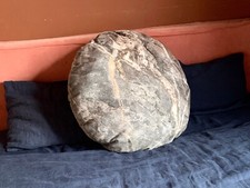 Grand coussin rond "Stone Cushion" de MeroWings en velours motif marbré