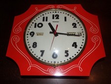 Ancienne horloge en formica TROPHY ( 29 x 25 cm )